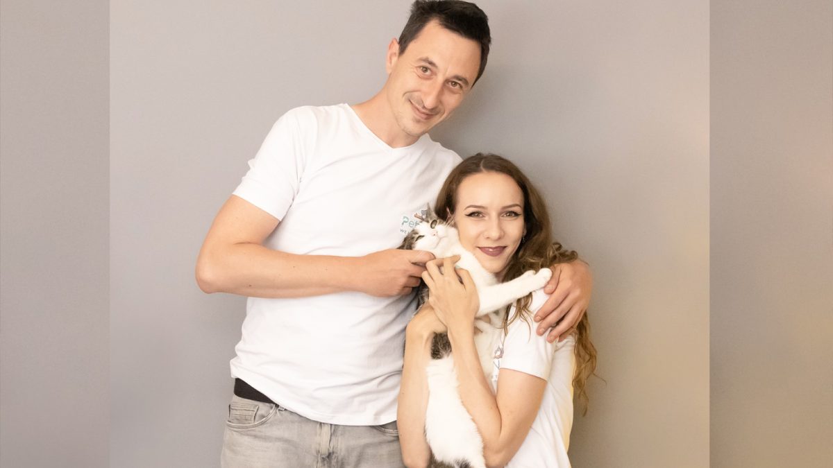 Doi antreprenori mici din Iași au transformat dragostea pentru motanul lor, Mișu, într-o afacere dedicată pisicilor
