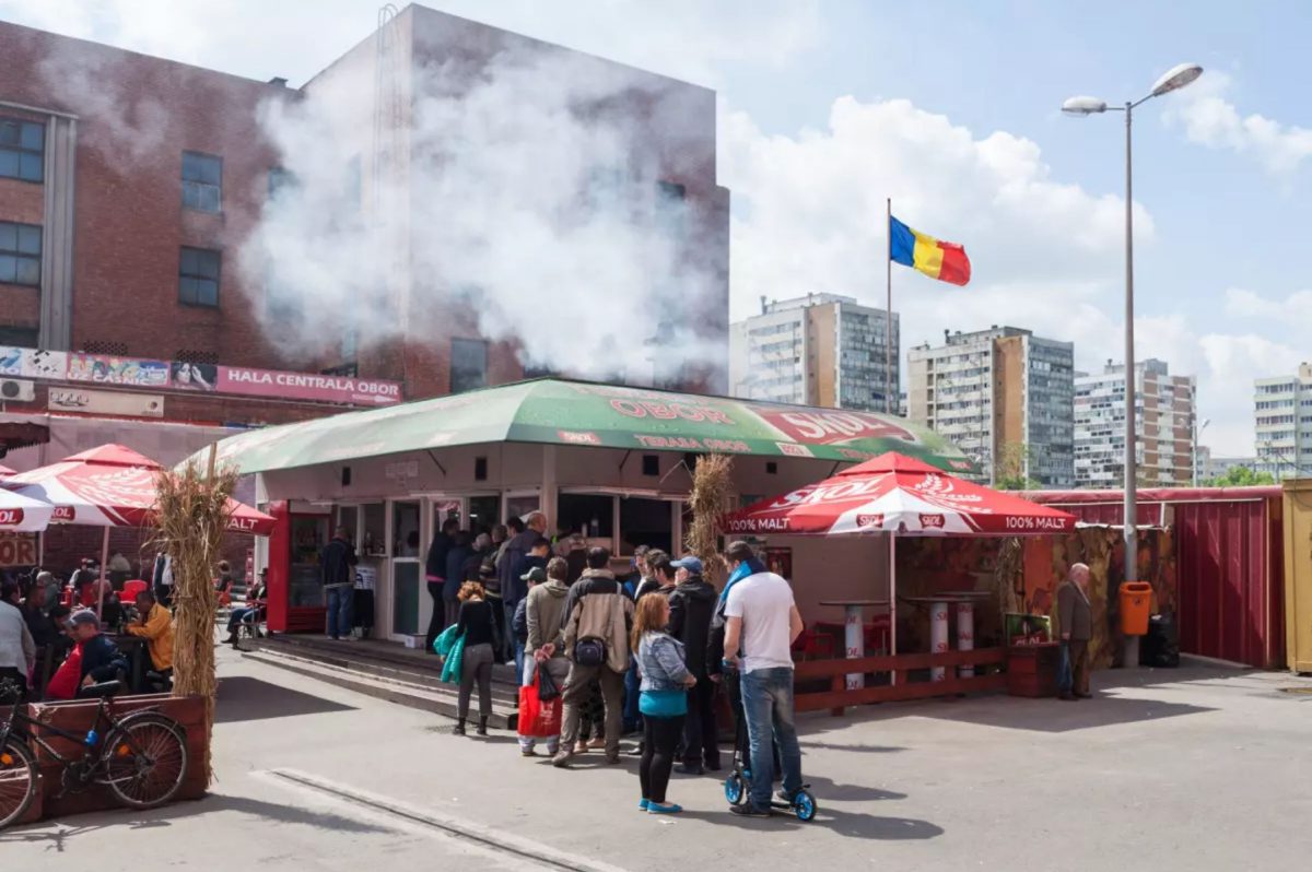Ce preț are un mic la Terasa Obor din piață. Cât plătesc clienții pentru unul singur, fără pâine sau muștar
