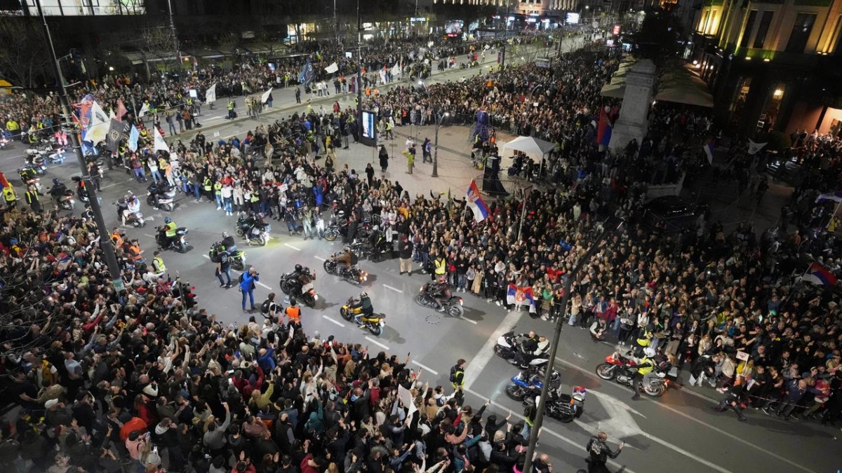 Scandal în Serbia! Peste 500.000 de oameni cer anchetă privind folosirea unui tun sonic la proteste