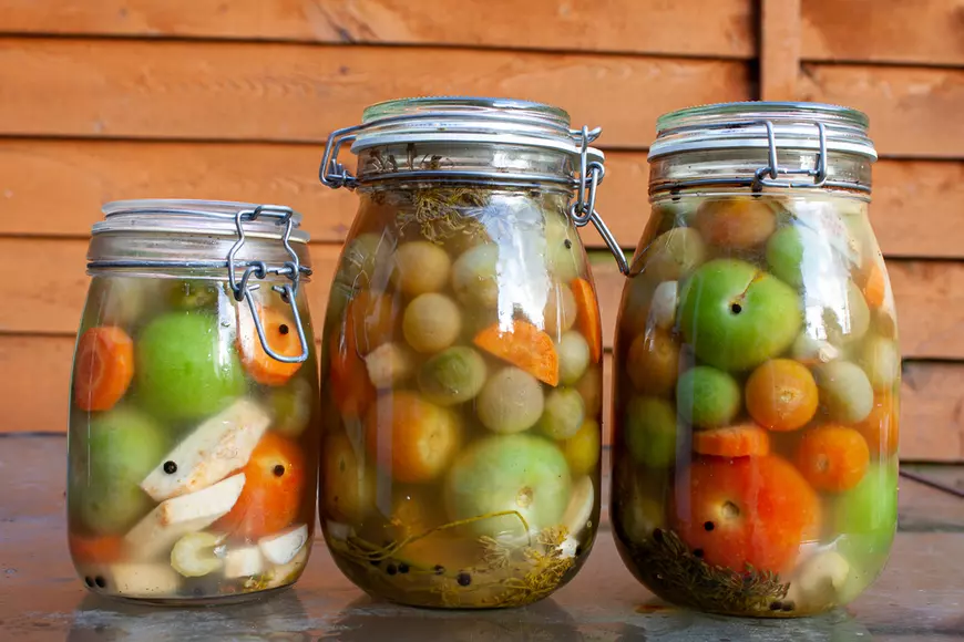 Rețeta bunicii cu gogonele verzi pentru iarnă. Două variante delicioase pentru a pregăti murăturile