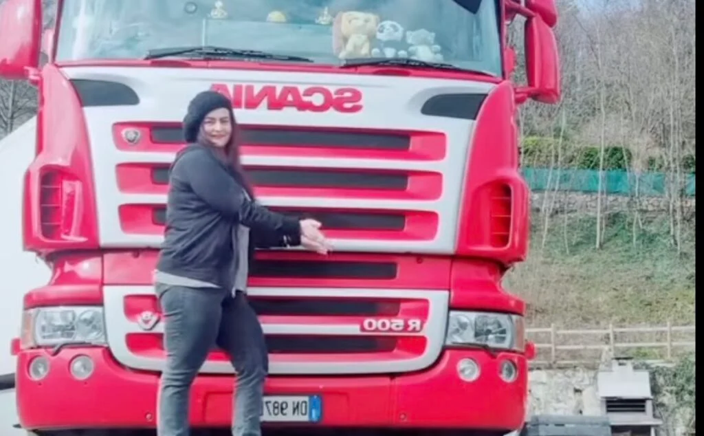 Șoferul de camion al anului e o femeie! Povestea emoționantă a Claudiei care a înfruntat toate obstacolele pentru a continua moștenirea soțului ei