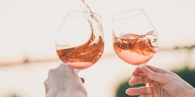 Vinul rosé: deliciu aromat cu beneficii surprinzătoare pentru sănătate
