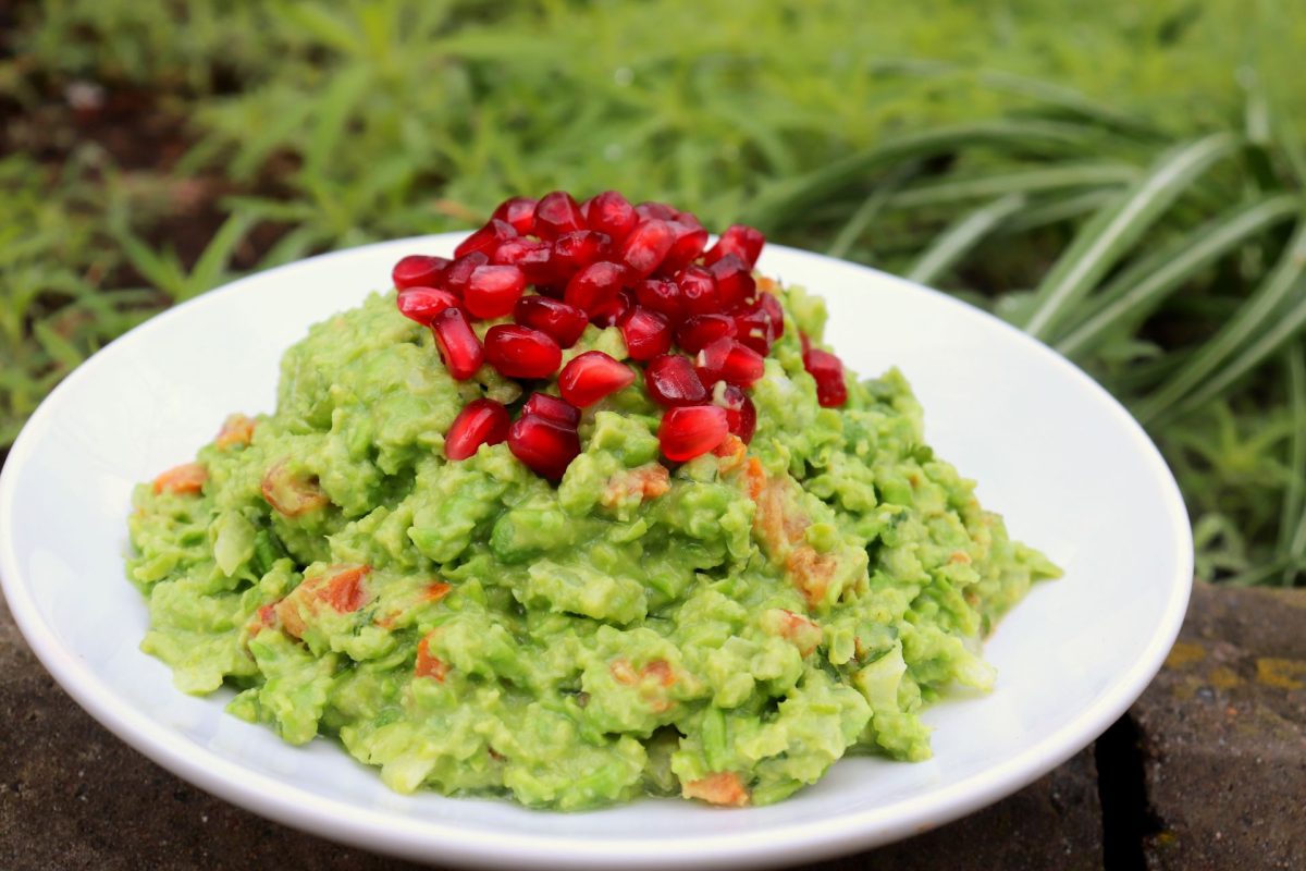 Salata de avocado cu roșii și ceapă. Una dintre cele mai gustoase și sănătoase rețete de mic dejun