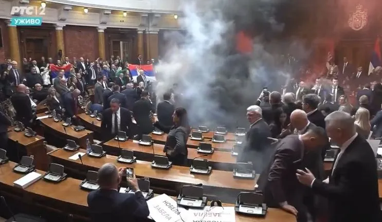 Haos în Parlamentul Serbiei: Opoziția a declanșat fumigene și gaze lacrimogene în semn de protest