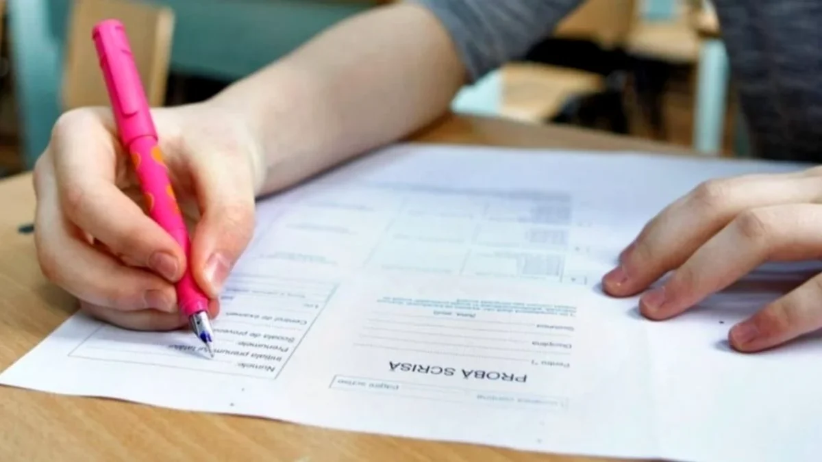 Elevii de clasa a VIII-a se pregătesc pentru simularea examenului de Evaluare Națională 2025. Calendarul probelor
