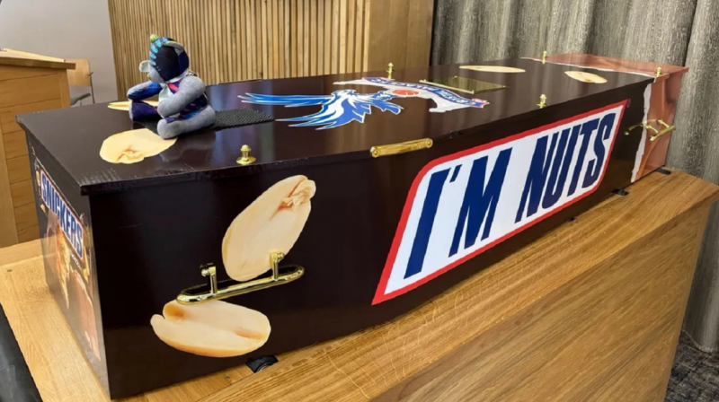 Ultima dorință a unui britanic excentric: să fie înmormântat într-un sicriu Snickers