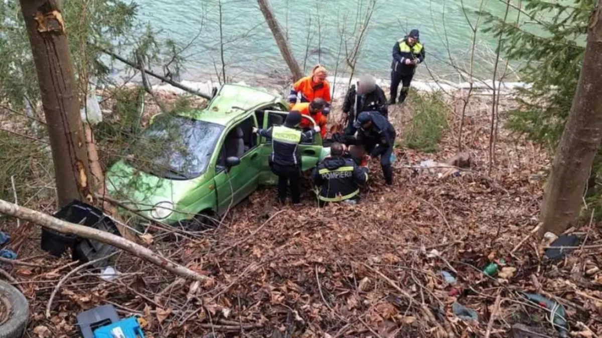 O mașină s-a răsturnat în județul Suceava. Două persoane au ajuns la spital