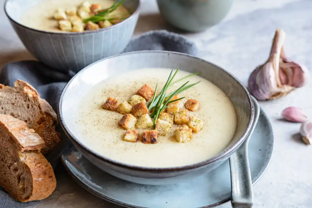 Cea mai delicioasă rețetă de supă cremă cu usturoi copt. Cum se prepară și ce ingrediente ai nevoie