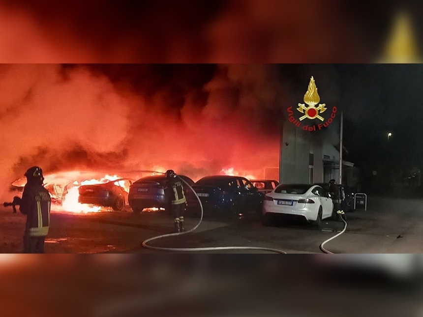 Elon Musk, acuzații de terorism în Italia, după un incendiu izbucnit la o reprezentanţă Tesla 