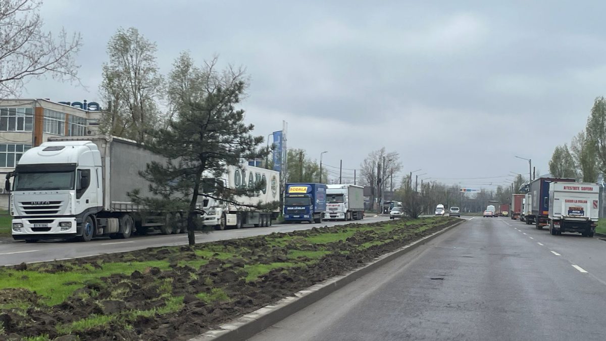 Șoferii de TIR, nevoiți să parcheze ilegal în municipiul Iași pentru că primăria nu le oferă spații amenajate! „Nu cer oamenii ăștia lux, cer o parcare simplă cu pietre pe jos”