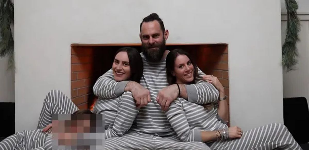 Trăiește în aceeași casă cu fostul soț și soția lui! Cei trei cresc copiii împreună