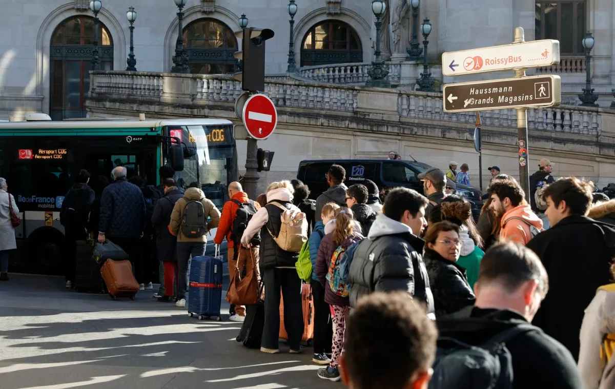 Paralizie în transporturi: Bombă neexplodată blochează gara din Paris