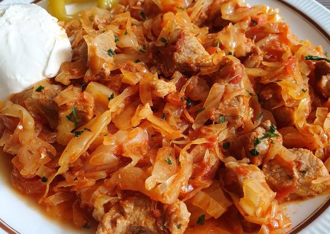 Cea mai delicioasă rețetă de varză murată călită cu carne de porc la cuptor. O rețetă inedită și plină de gust