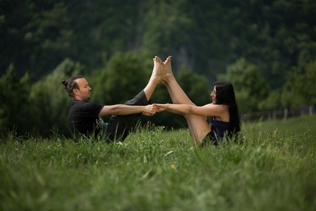 Poziții de yoga în doi: drumul spre armonie şi echilibru