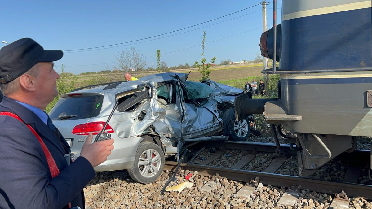 Tragedie de Paște! Un bărbat de 45 de ani a murit după ce mașina pe care o conducea a fost izbită de tren. Nu a întors capul la timp
