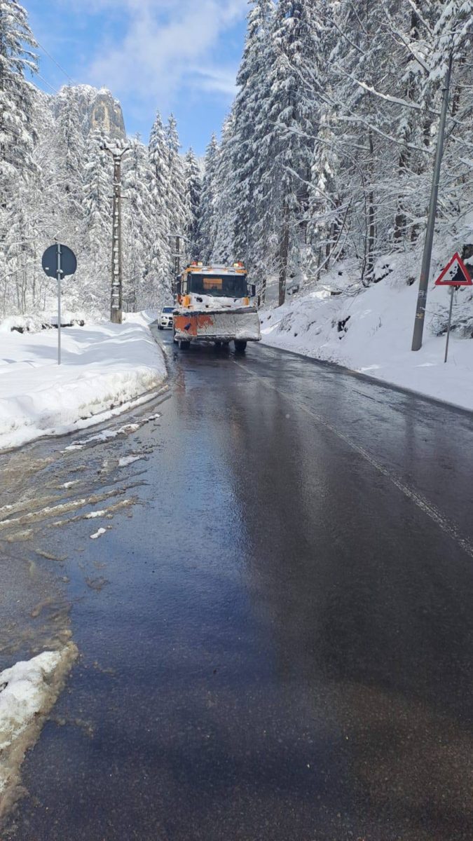 Trafic reluat în bune condiții pe DN 12C, în Cheile Bicazului. Drumarii au intervenit toată noaptea