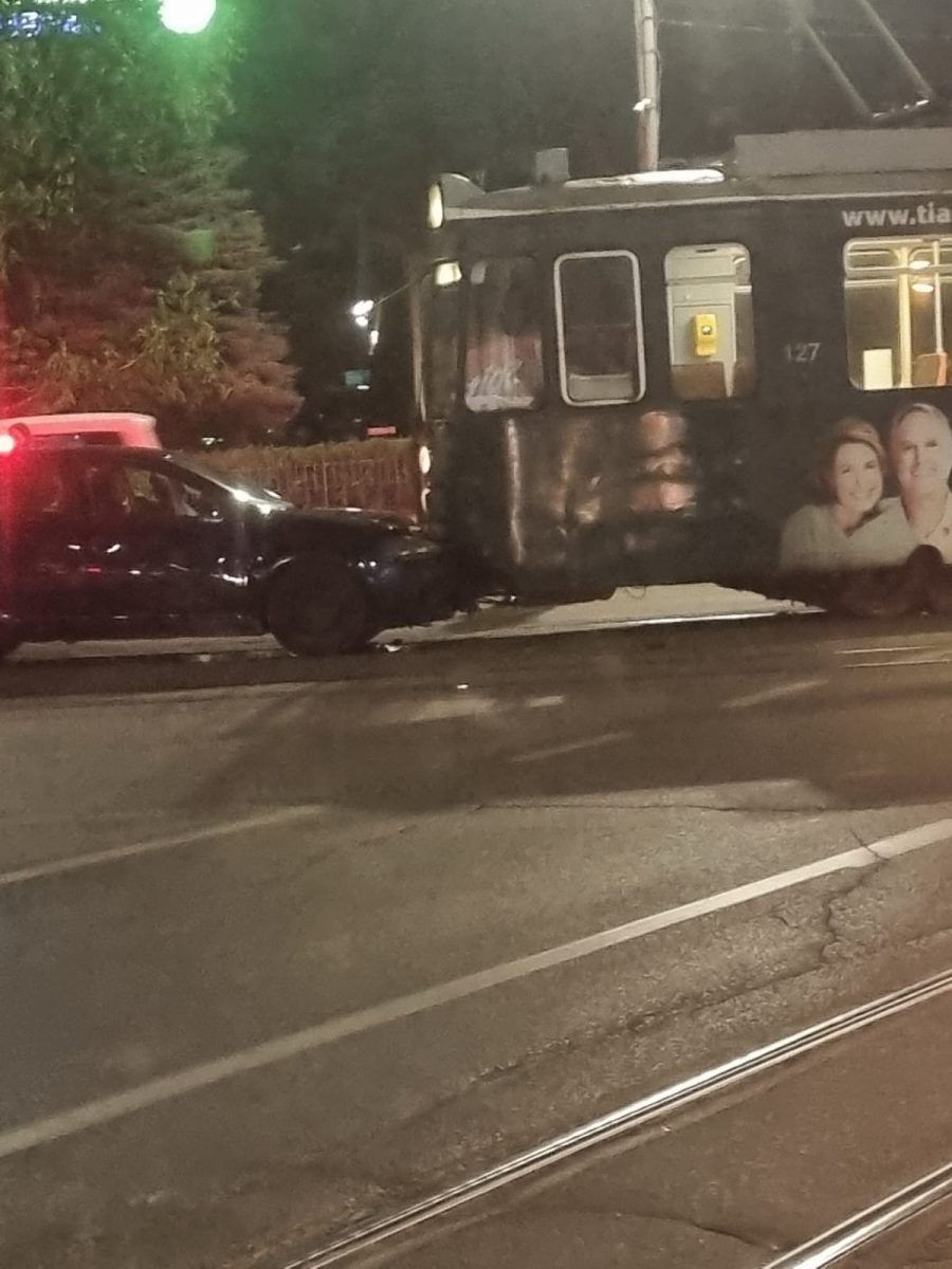 Accident rutier între o mașină și un tramvai. Circulația este blocată