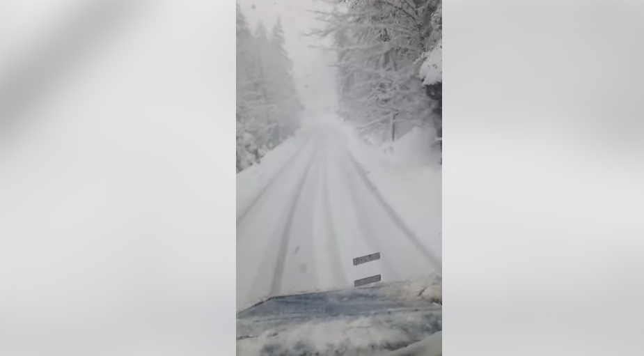 Ninge abundent în Cheile Bicazului. Drumarii acționează pentru menținerea circulației