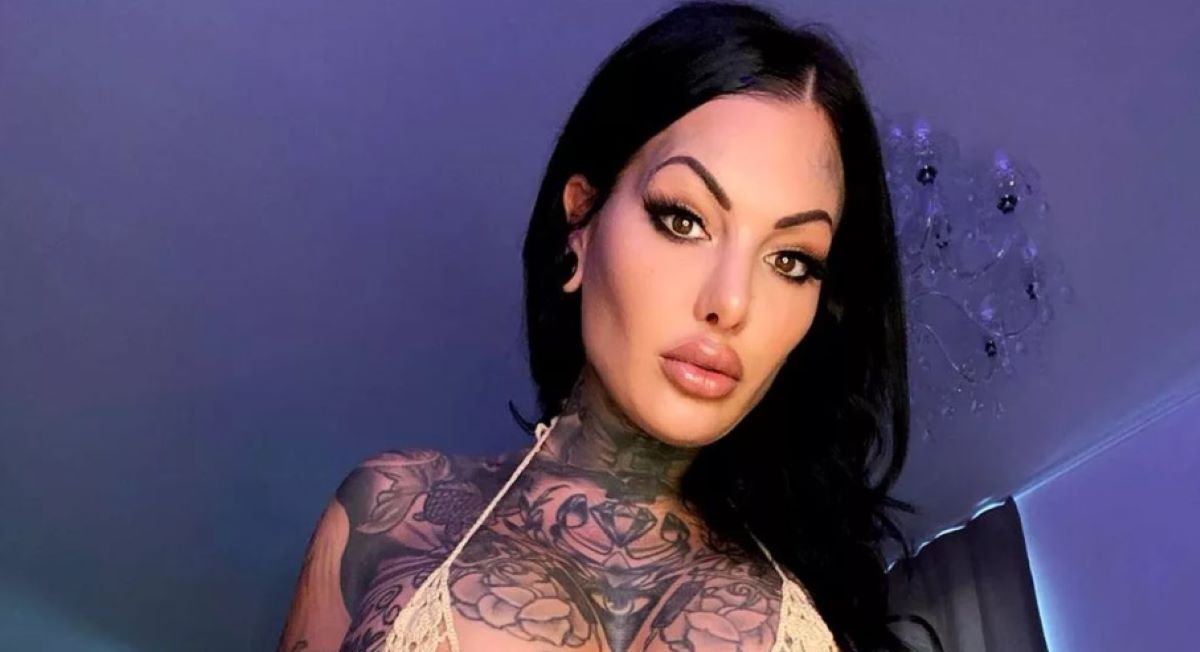 Mara a renunțat la haine pentru a-și arăta tatuajele! Și-a lăsat doar un bikini minuscul!