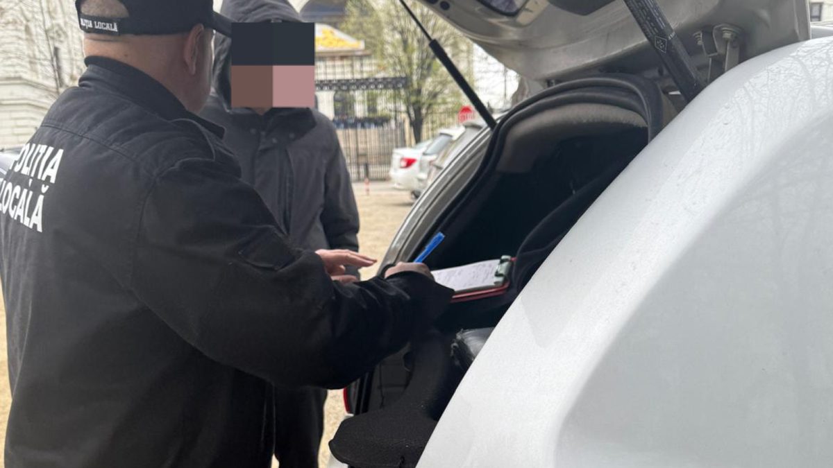 Val de cerșetori în zona Mitropoliei din Iași! În câteva minute, polițiștii au depistat 7 persoane care apelau la mila publicului: „Au început să apară tot mai mulți”