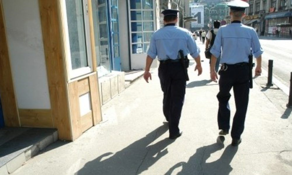Un bărbat din Iași riscă să plătească 8.000 de lei daune morale, după ce a agresat doi agenți de poliție: „Mi-au fost adresate amenințări cu moartea”