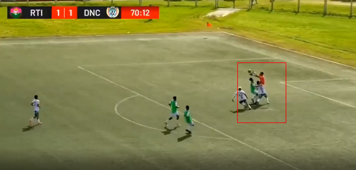 Fotbalistul de doar 21 de ani a murit în timpul meciului. A căzut secerat, iar momentul a fost filmat