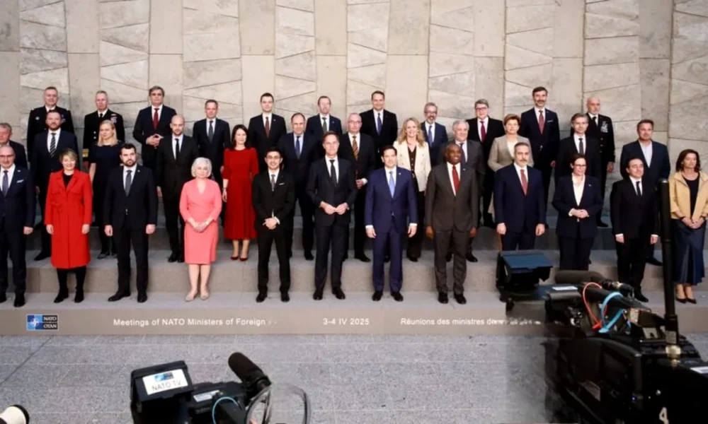 Moment amuzant la summitul NATO! Ministrul Hurezeanu, chemat cu voce tare de secretarul general pentru poza de grup