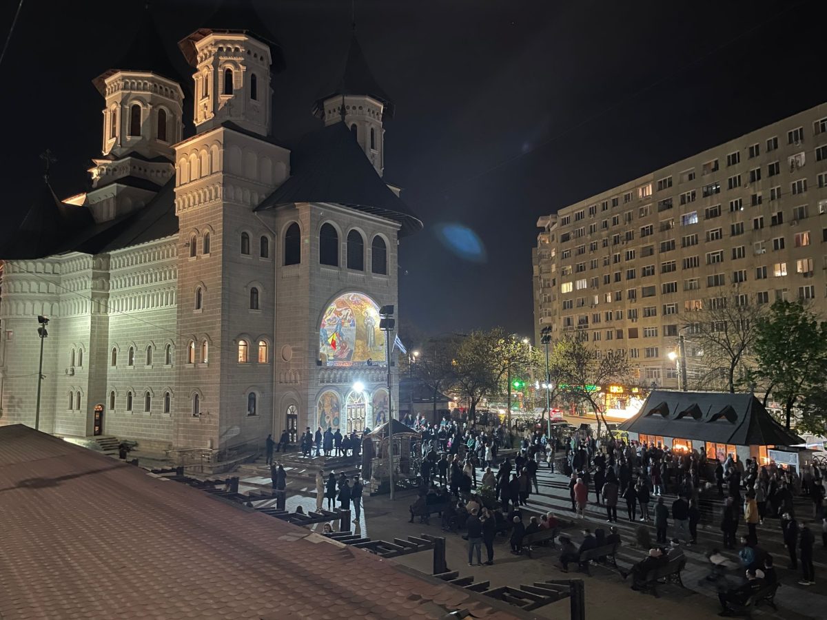 Hristos a Înviat! Sute de credincioși participă la slujba de înviere de la Biserica Sfântul Nectarie din cartierul Alexandru. O atmosferă plină de lumină și emoție la Iași