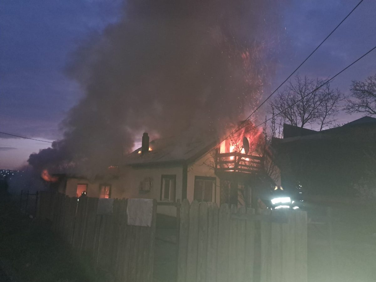 Incendiu în Târgul Frumos! Focul a izbucnit la o casă