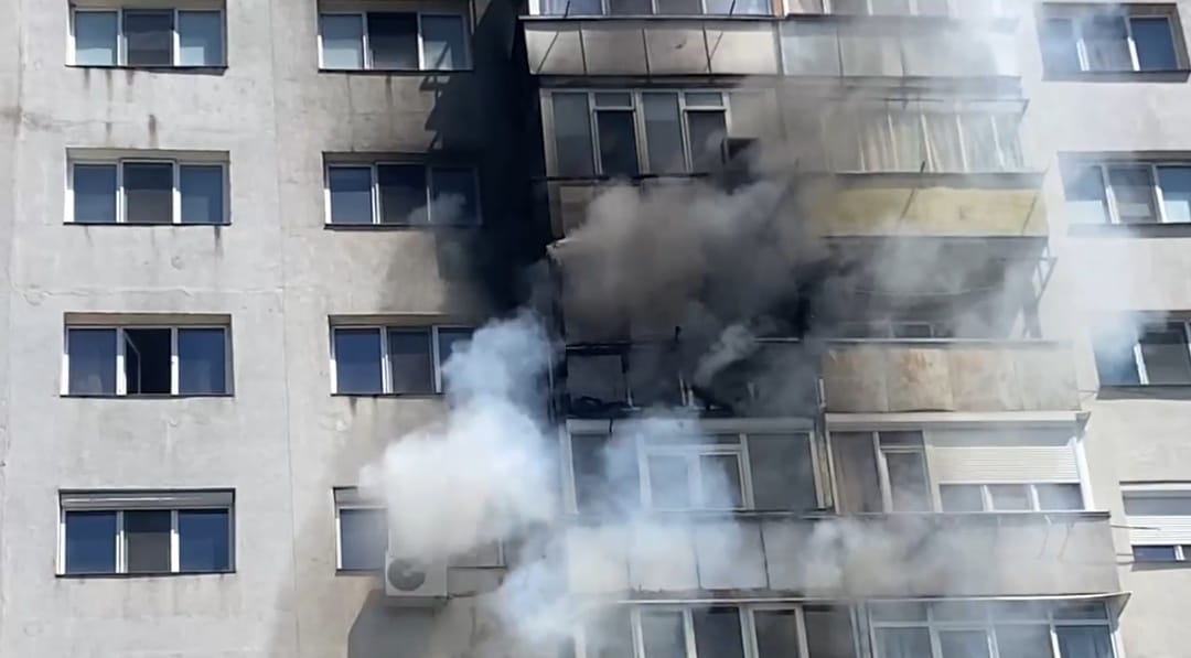 Incendiu puternic în municipiul Iași. Un apartament a luat foc