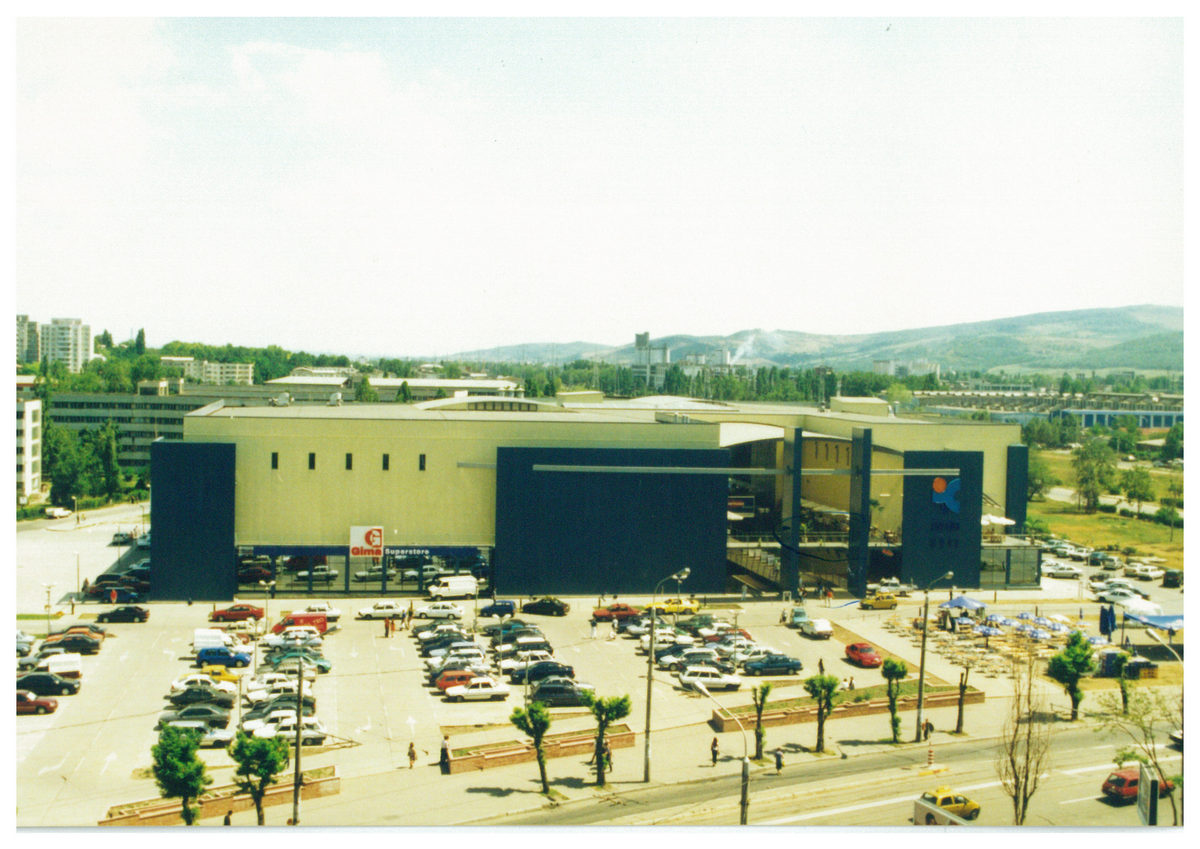 Shopping împreună din 2000! 25 de ani de la deschiderea Iulius Mall, primul mall din afara Capitalei!