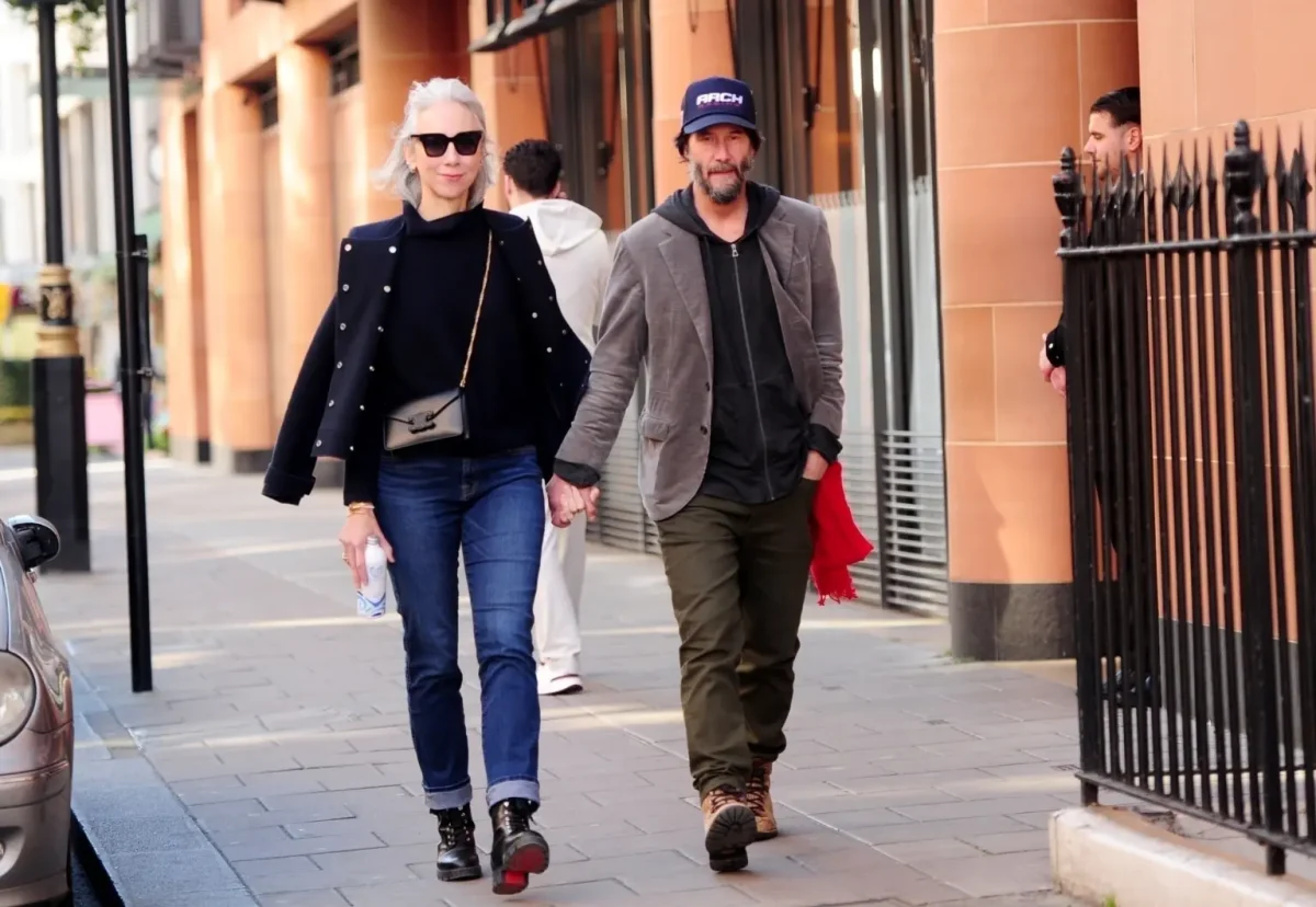 Keanu Reeves, surprins sărutându-și iubita în plină zi la Londra! Ce a purtat Alexandra Grant și detaliul care a dat totul de gol