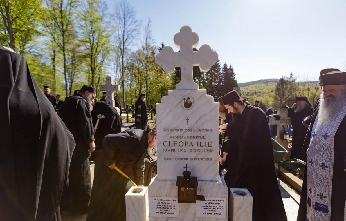 Moaștele Sfinților Paisie și Cleopa de la Sihăstria au fost deshumate