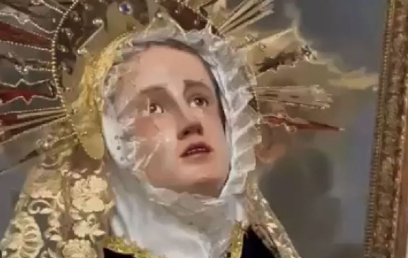 O statuie a Fecioarei Maria a lăcrimat înainte de moartea Papei Francisc! Filmarea, realizată în Vinerea Mare, a devenit virală