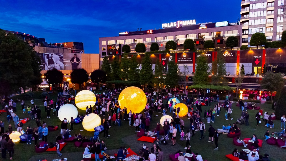 Spectacol urban în luna mai la Palas: de la marionete gigant și spectacol de artă stradală, la Romanian Creative Week