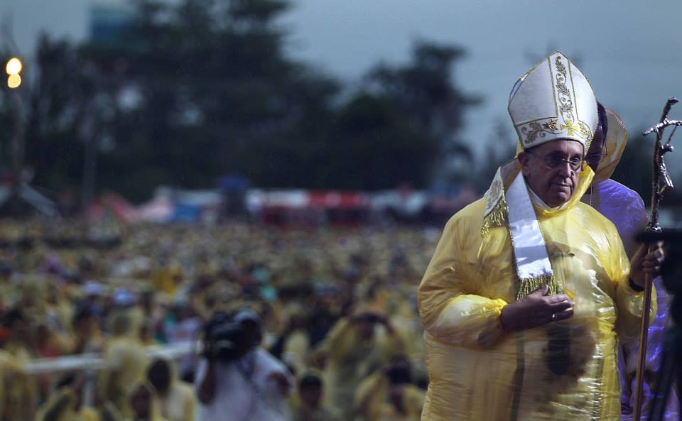 Papa în mijlocul furtunii. Francisc a sfidat taifunul pentru a-i onora pe morții din Filipine