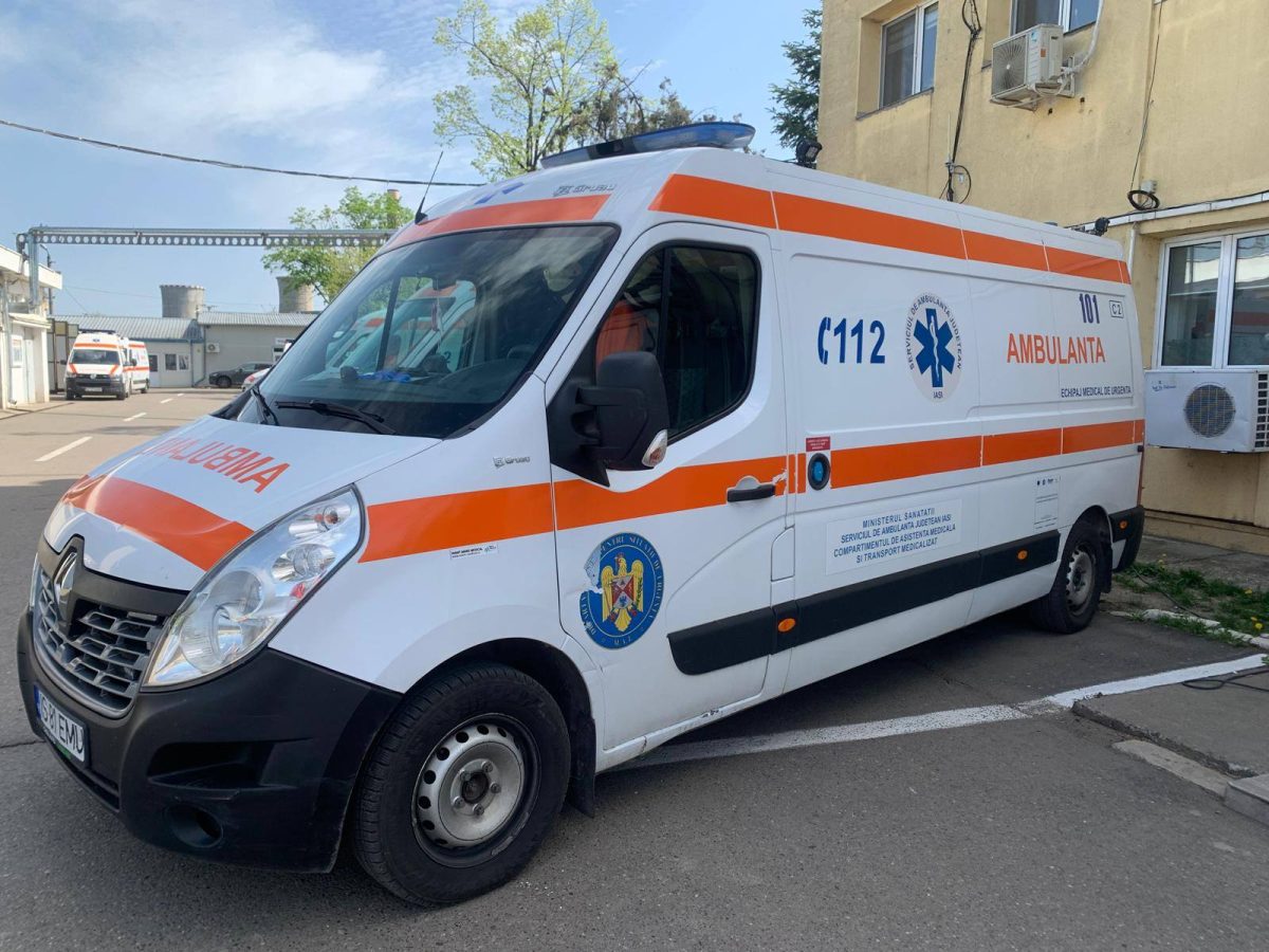 O mașină, condusă de o tânără de 21 de ani, a intrat într-o căruță. Șașe persoane sunt rănite