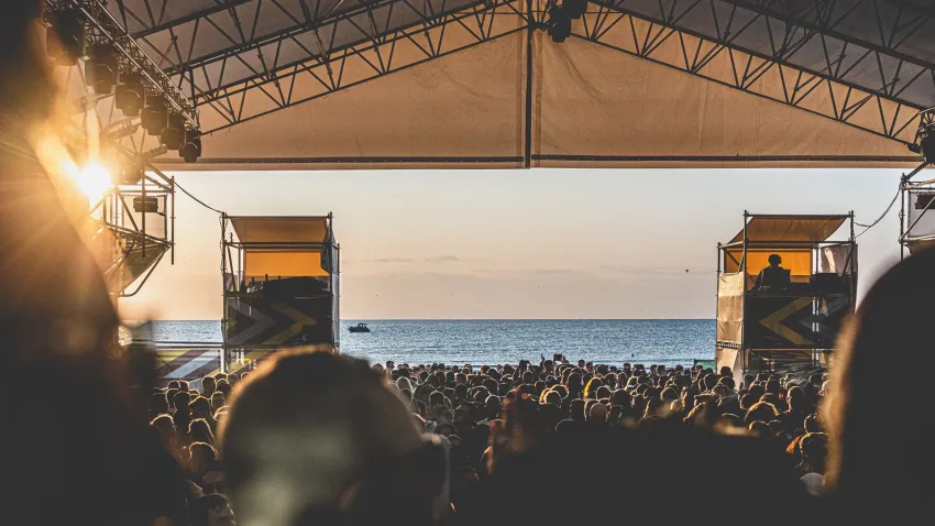 Droguri îngropate pe plaja unde va avea loc Sunwaves, în staţiunea Mamaia