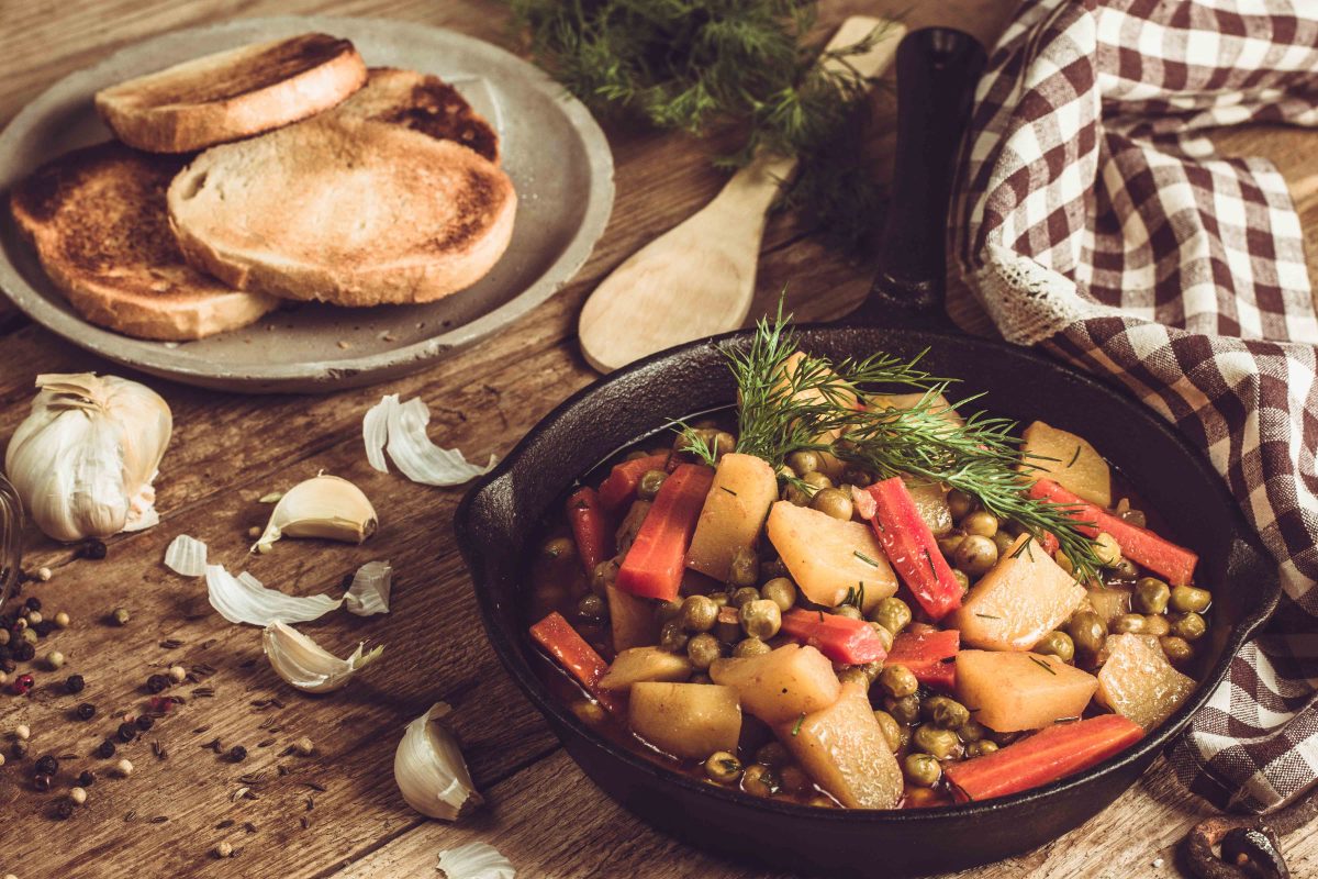 Tocăniță de mazăre cu cartofi! Iată ce ingredient îi dă o aromă delicioasă!