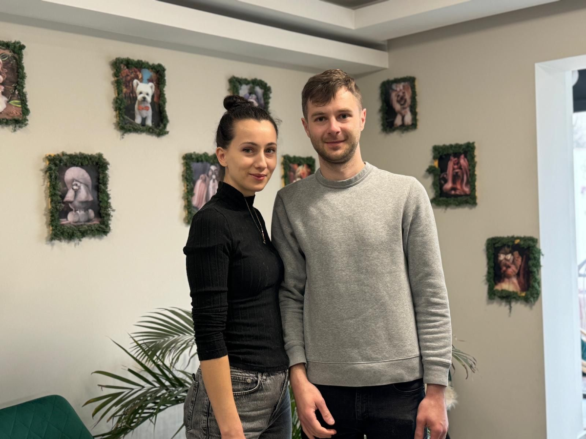 Tudor și Gabriela sunt doi medici veterinari care și-au deschis o afacere dedicată câinilor și pisicilor. Numele este inspirat din Grecia Antică