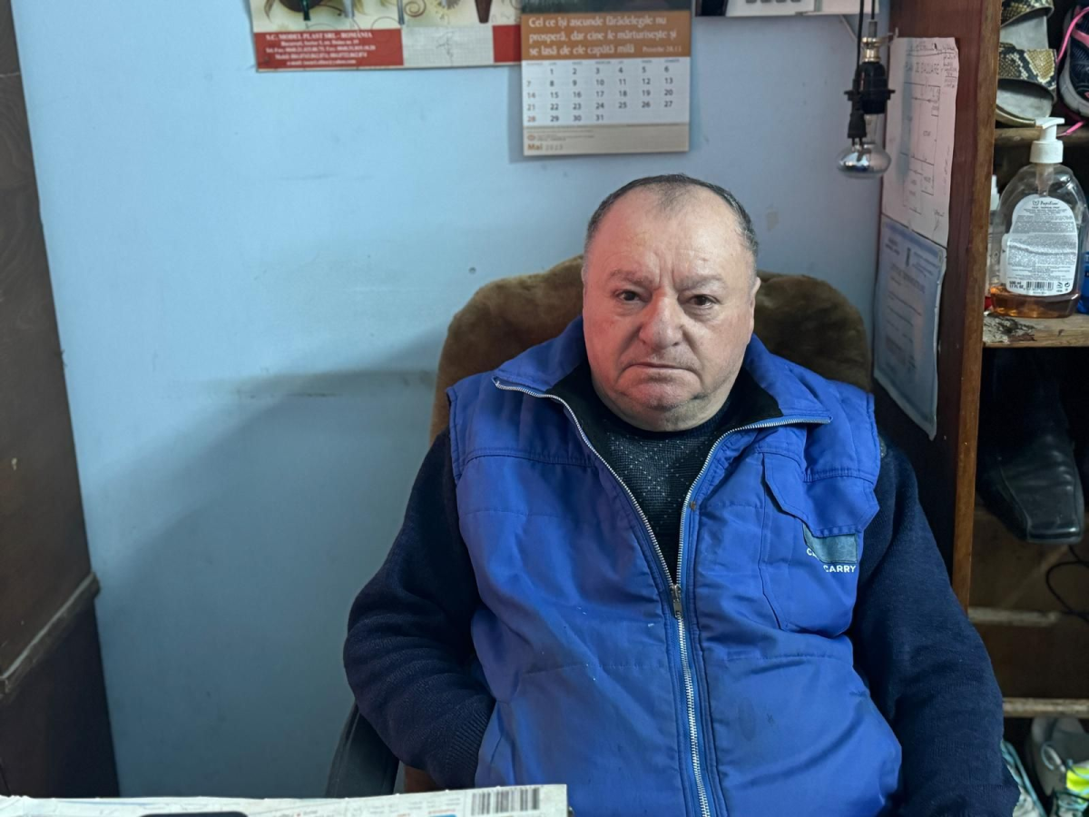 Vasile Țifachi și-a deschis un atelier de marochinărie acum aproape 40 de ani, dar se pregătește să-l închidă: „Nu mai sunt cerințe de reparații”