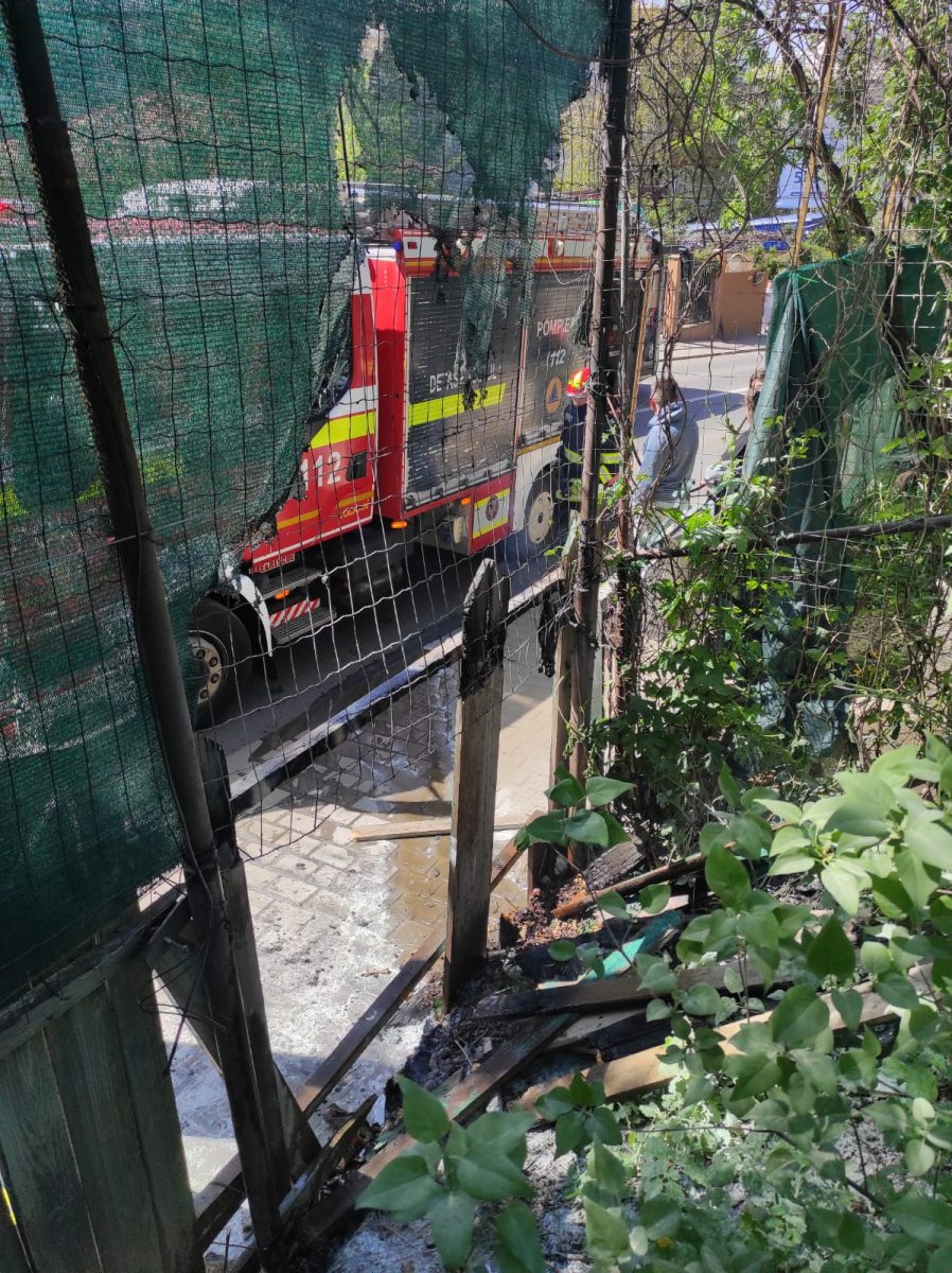 Incendiu pe strada Eternitatea! Un gard a fost cuprins de flăcări