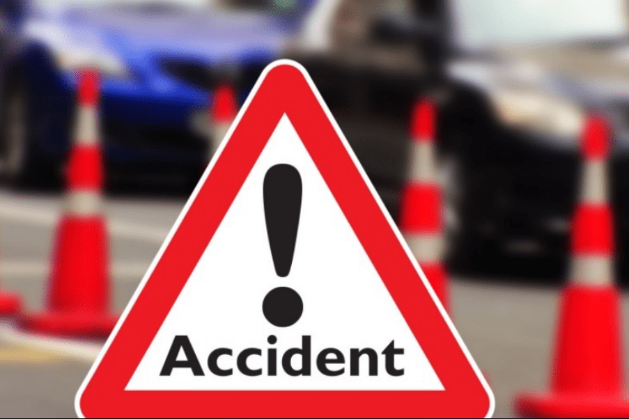 Accident pe Centura Iași. Mașină răsturnată în șanț, două persoane implicate – UPDATE