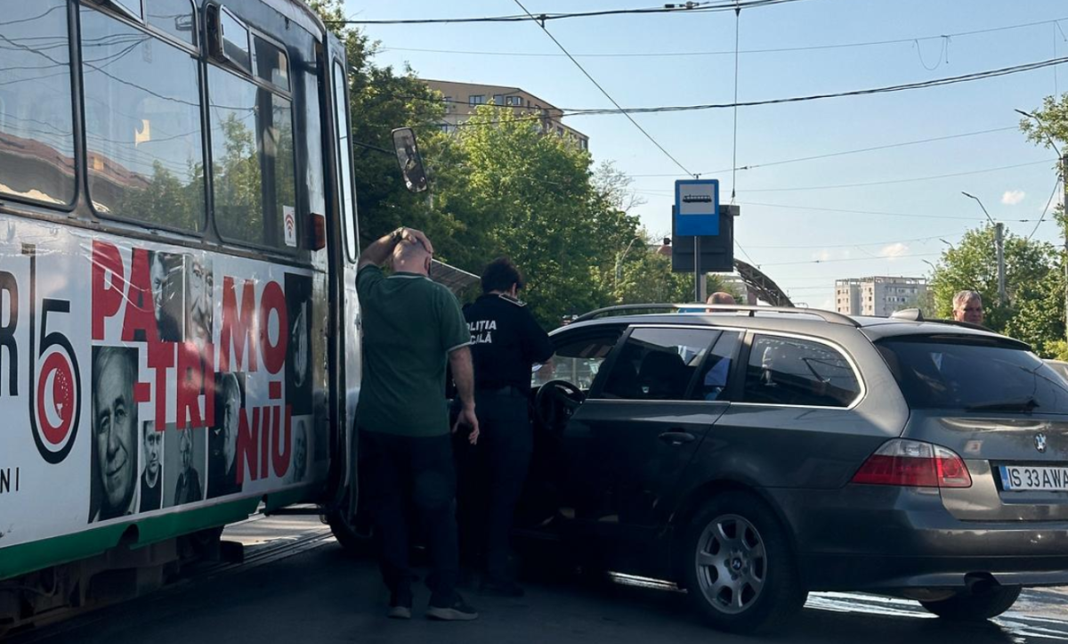 Accident rutier în Iași! Coliziune între un tramvai și un autoturism BMW în Tătărași. Circulația, oprită temporar