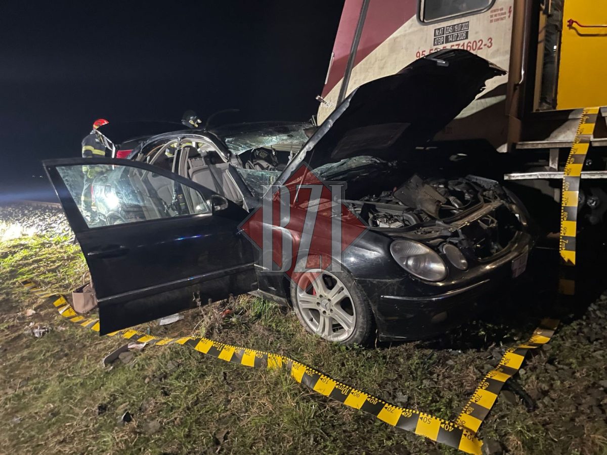 Imagini de la locul tragediei! Iată cum arată un Mercedes după ce a fost izbit de tren la Podu Iloaiei –  FOTO, EXCLUSIV