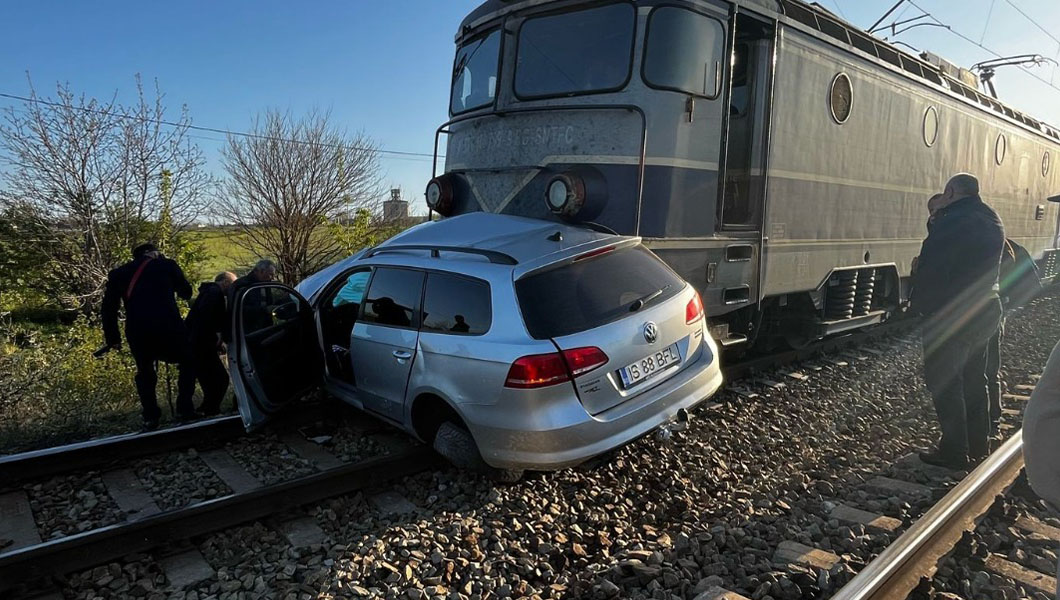 Accident feroviar în Podu Iloaiei. O mașină a fost izbită de tren