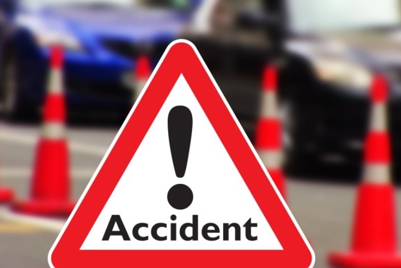 Accident rutier la Hălăucești! Un autoturism a ieșit în decor și a luat foc