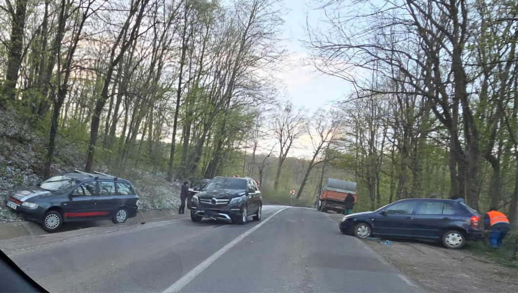 Accident rutier în satul Bordea. Trei autoturisme au fost implicate