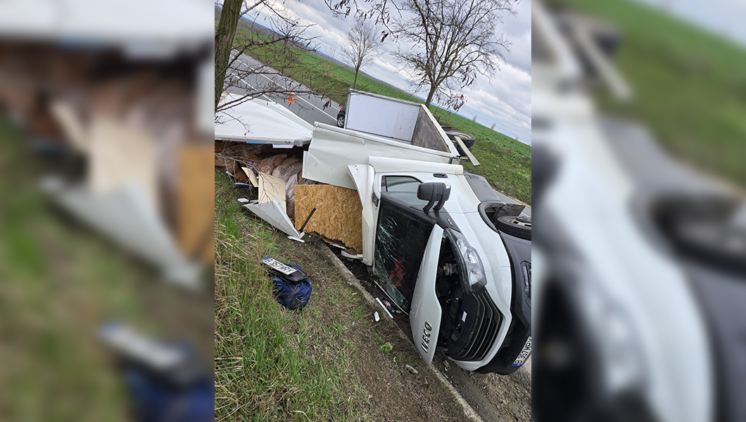 Accident rutier la Butea. O autoutilitară încărcată cu marfă s-a răsturnat