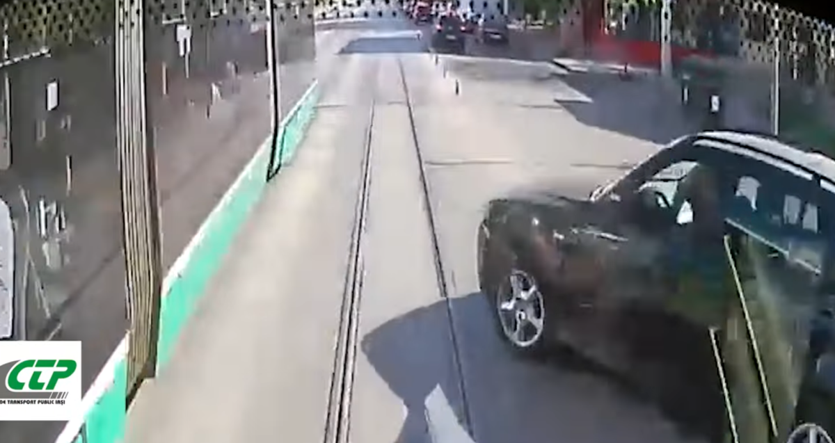 Accident rutier la Iași! Un autoturism a lovit un autobuz CTP pe care l-a proiectat într-un tramvai